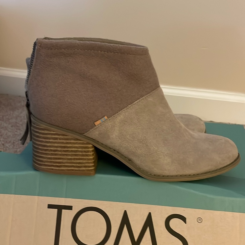 Gently used Toms Lacy Desert Taupe Felt Suede Boots